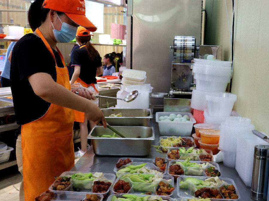 幸福社区大食堂让老人吃得香