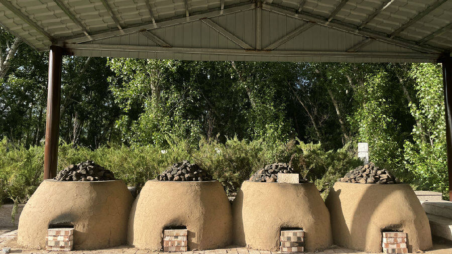 烤制食品用的土窑(刘浩然 摄)