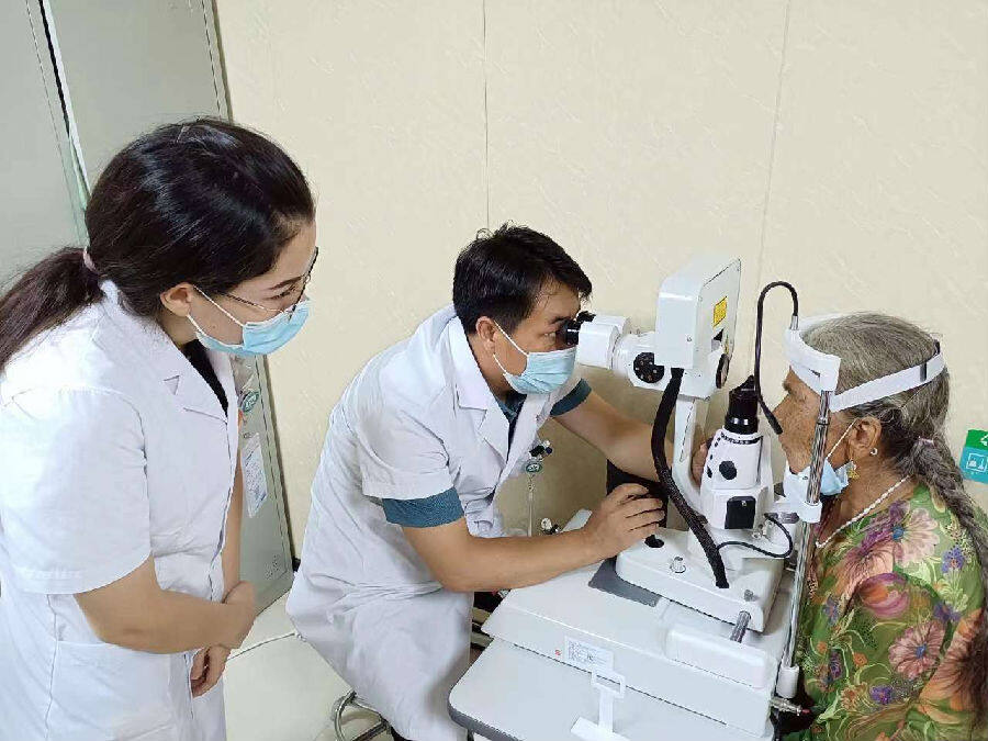 图为张永杰为患者做眼病激光手术(朱志升 摄)