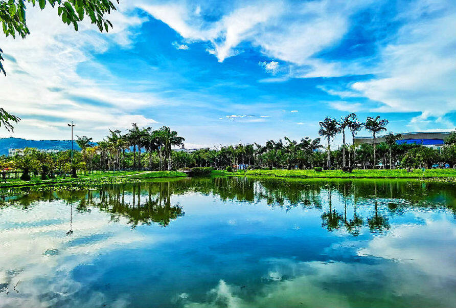 图为弥勒湖泉生态园内蓝天白云映入湖中(赵树龙 摄)