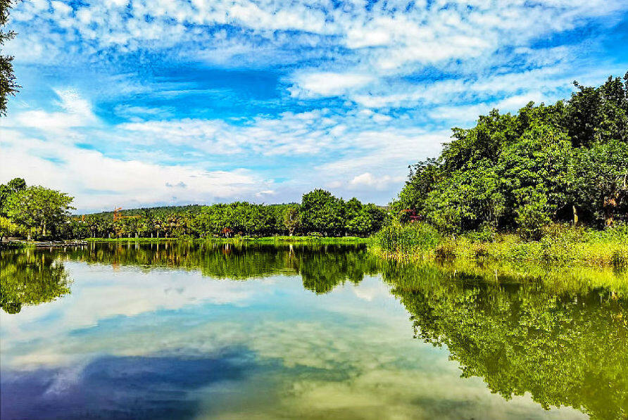 图为弥勒红河水乡内蓝天白云映入湖中(赵树龙 摄)
