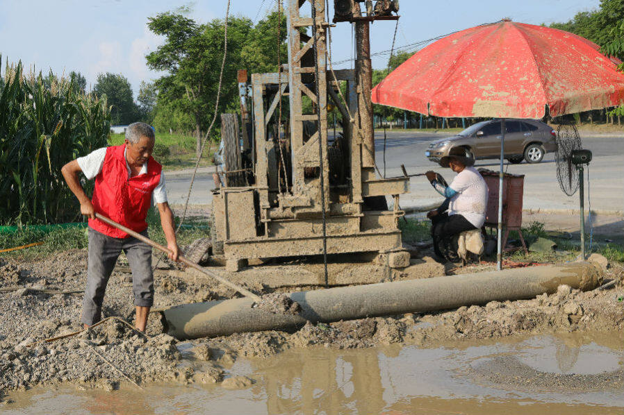 湖北宜城周岗村:打机井 保灌溉_县域经济网