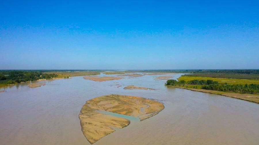 图为阿瓦提县拜什艾日克镇光明村段的阿克苏河河床上 (麦吾兰江·莫明