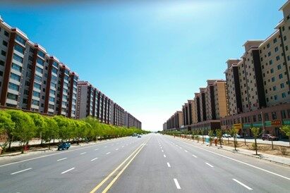 图为民乐县乐民新城集中居住区主体道路(臧晓琴 摄)