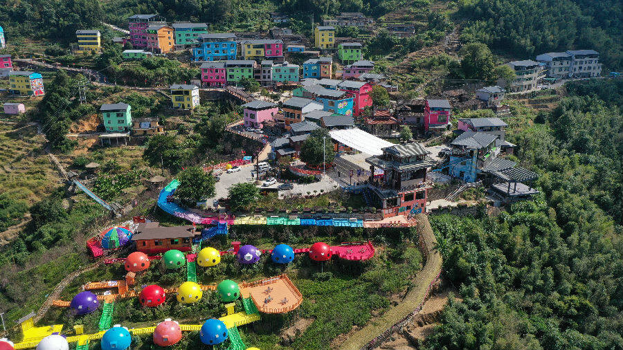 云上人家美丽畲寨官畲村.(黄建和 摄)