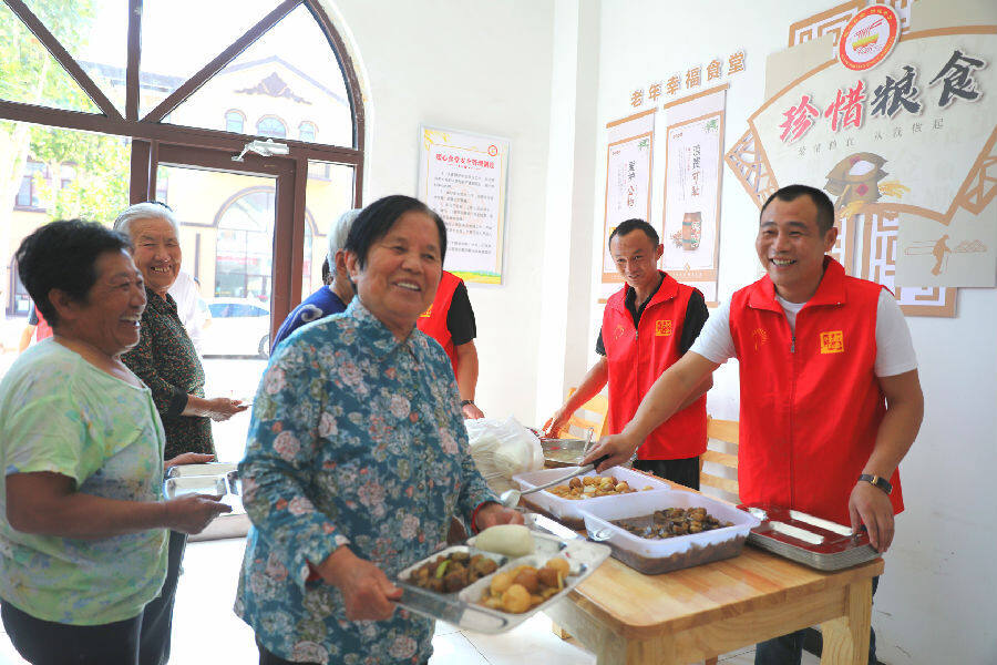 2022年9月30日，乐陵市杨安镇百味佳新村暖心食堂，老人们在快乐的享用免费的爱心午餐。（贾鹏 摄）