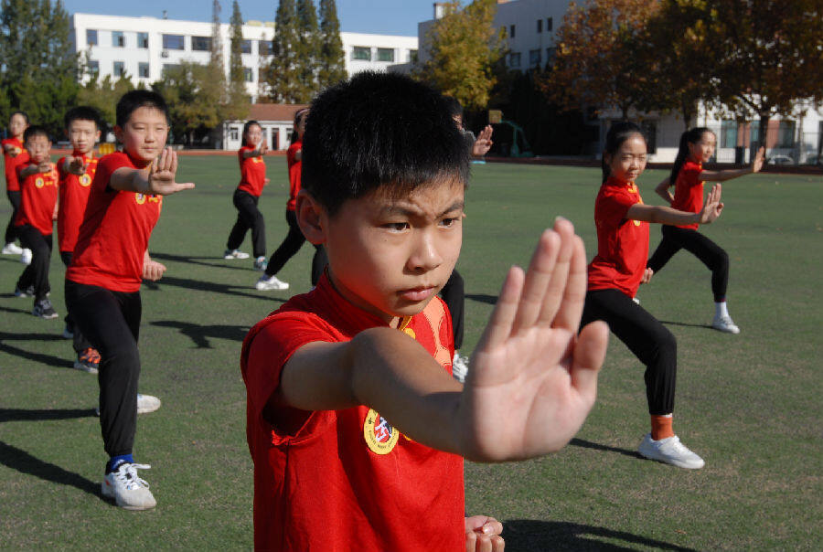 山东省青岛市即墨区第四实验小学的学生在练习武术健身操(张涛 摄)