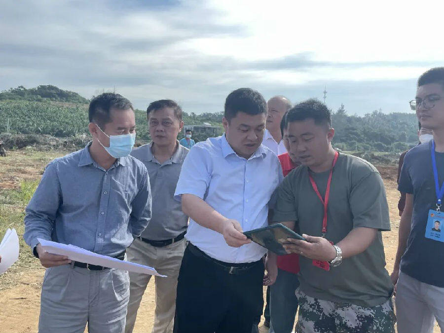 海南万宁市市长王三防到环岛旅游公路日月逐浪驿站项目现场调研