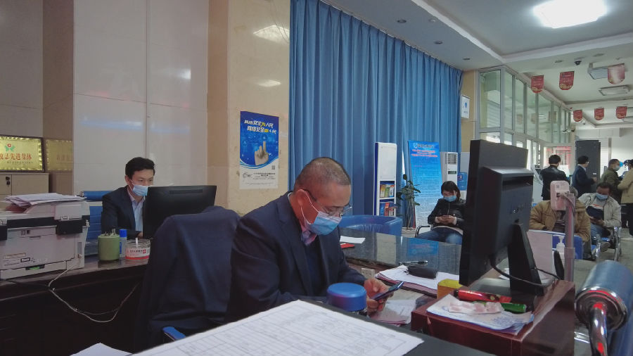 图为温宿农村商业银行股份有限公司依希来木其支行的银行职员们正在为前来办理贷款业务的村民办理业务。 （西日娜依 摄） 
