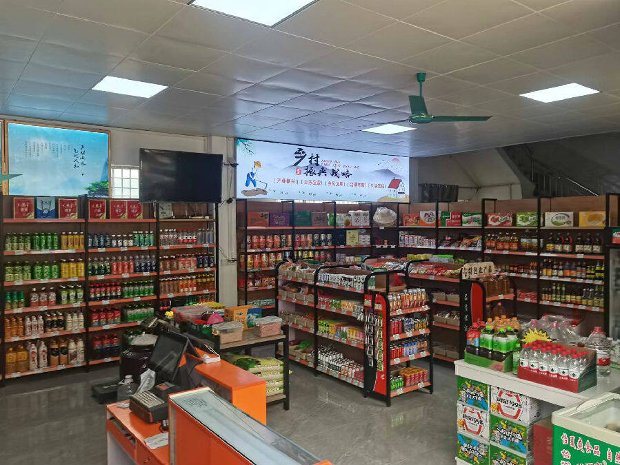 图为打造完成后的百色市田东县农村网络示范店玖哥便利店店内整洁干净