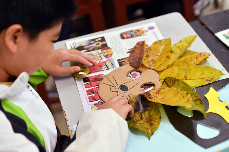 学生制作面具(彭圣洲 摄)