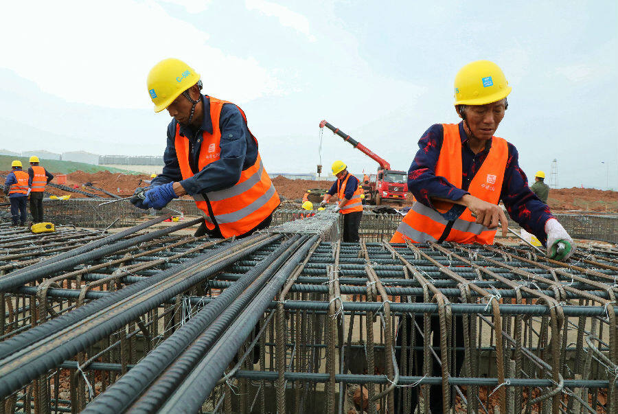 项目建设现场,工人们正在绑扎钢筋.(潘建勇 摄)