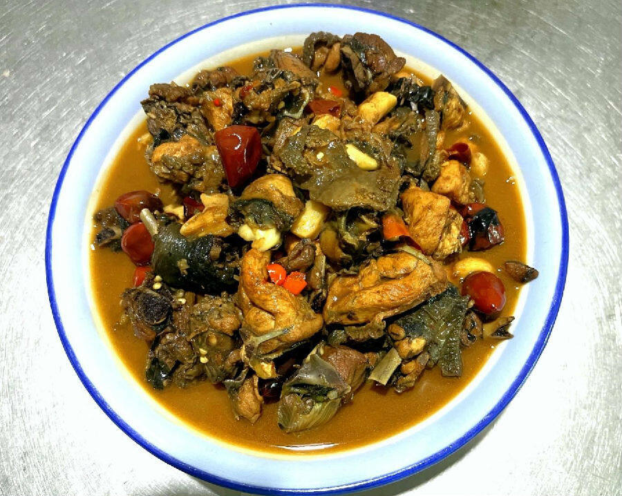 特色美食"通关黄焖鸡"(苏梅 摄)