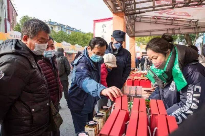 图为市民了解问询繁昌特产(繁宣 摄)