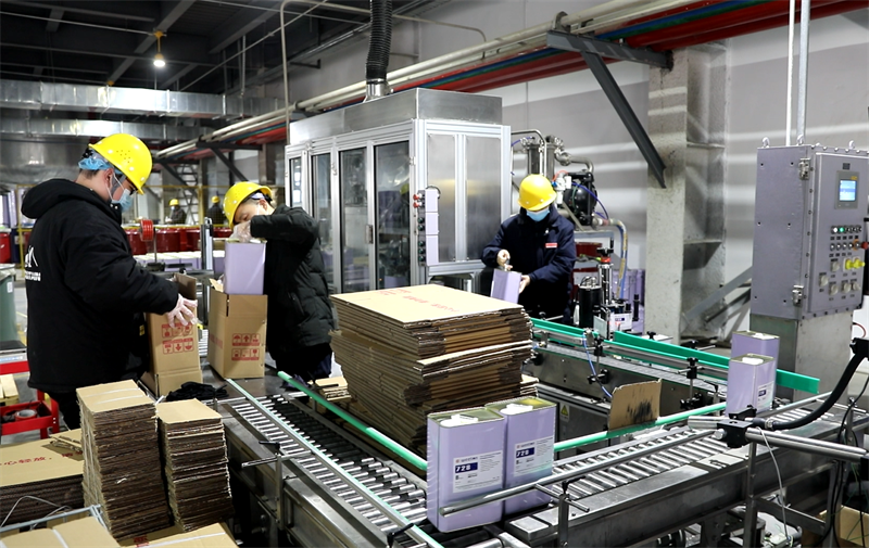 图为回天新材包装胶自动灌装生产车间有序生产(李勤 摄)