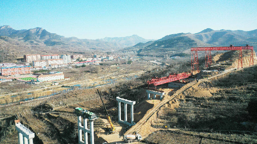 临临高速四标项目池上镇大桥首片预制箱梁成功架设