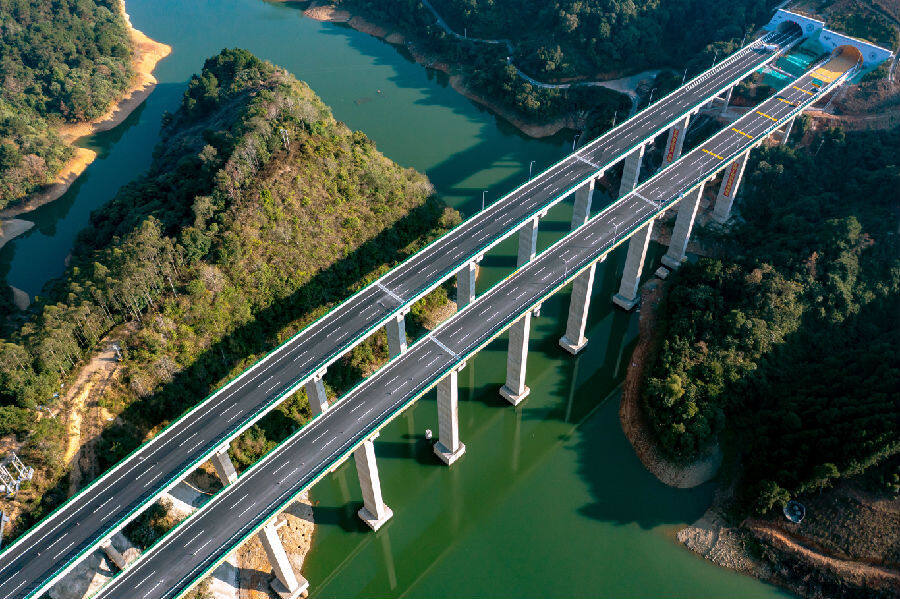 广西巴马至平果高速公路正式通车