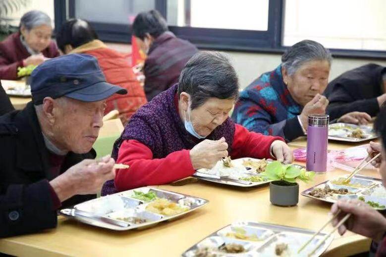 图为老年人在肥西爱和家养老服务中心用餐(吴广 摄)