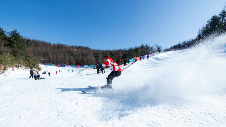 曾家山滑雪场望远山单板赛事中心开板