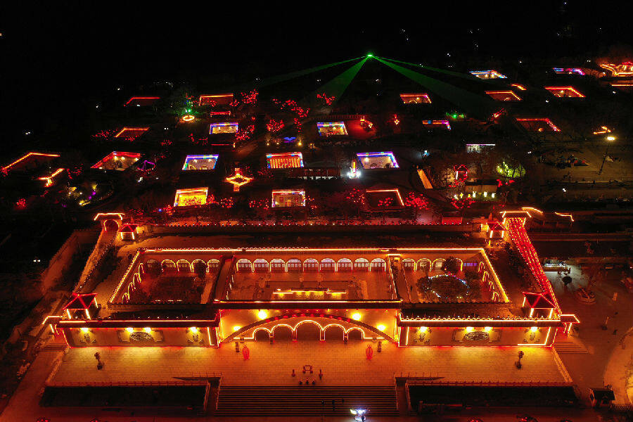流光溢彩的陕州地坑院夜景(张珩摄)