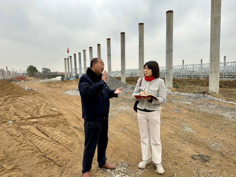 图为养殖大户唐余庆在汤池甲鱼现代产业园一期建设工地上接受本报记者采访（冯璇 摄）