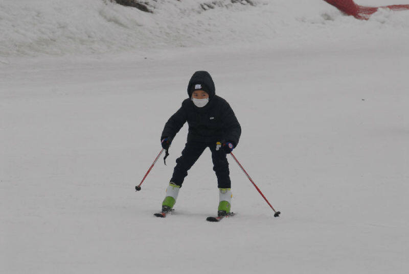 一位小朋友在山东省青岛市即墨区滑雪场滑雪。（张涛 摄）
