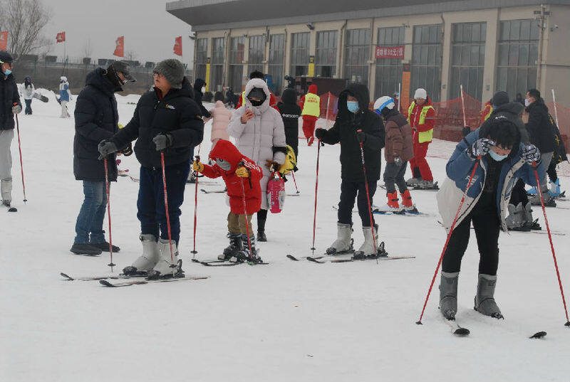 正月初二，滑雪爱好者在青岛市即墨区一处滑雪场体验滑雪。（张涛 摄）