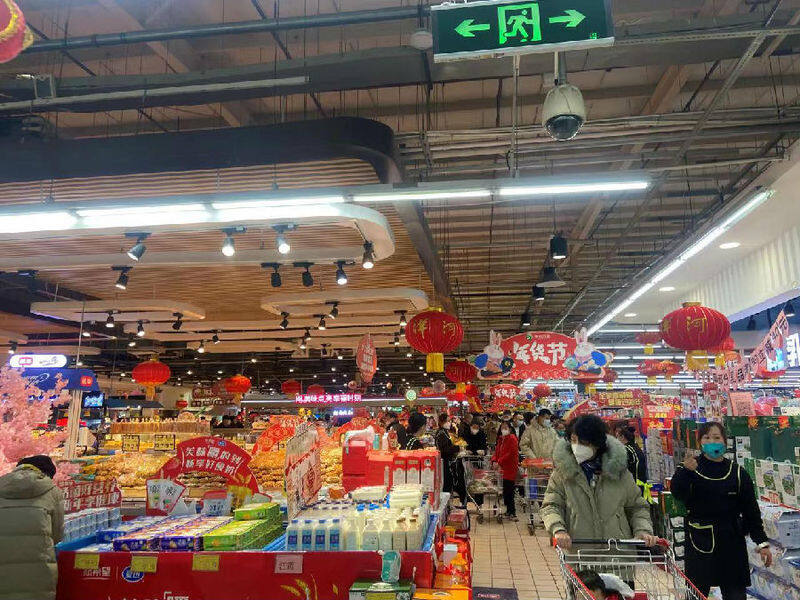 超市里采购年货的顾客（郭惠霞 摄）
