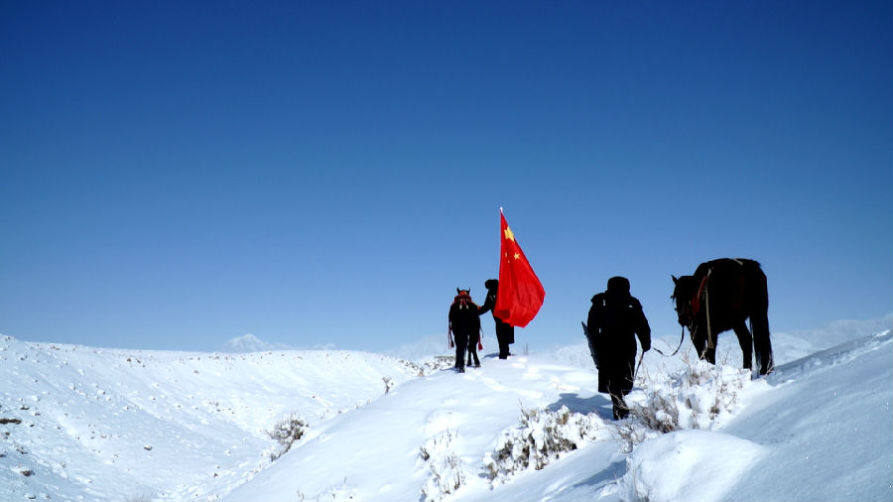 图为阿克苏边境管理支队阿克青边境派出所执勤小分队顶风冒雪，徒步翻越山岭、达坂。（赵新昌 摄）
