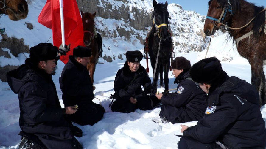 图为阿克苏边境管理支队阿克青边境派出所执勤小分队在雪地聊天吃饭。（赵新昌 摄）