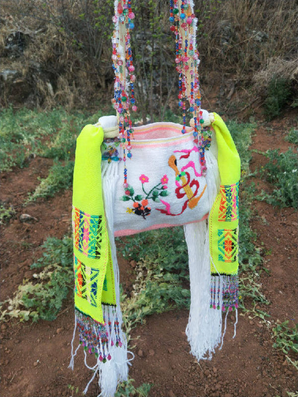 丁泽强设计编织的傈僳族特色挎包(杨世祥 摄)