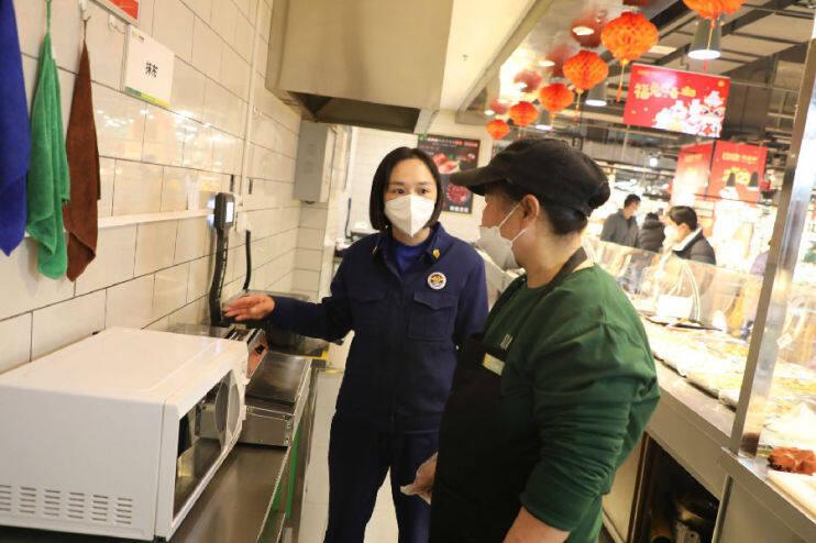 宣传人员提醒超市员工强化岗位消防安全管理（张平乐 摄）