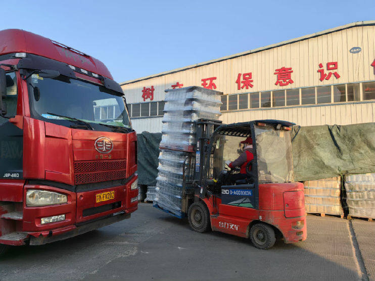 连云港市永旺玻璃制品有限公司现场物料进厂装车、投放工作，正有条不紊地进行着。（司伟 摄）