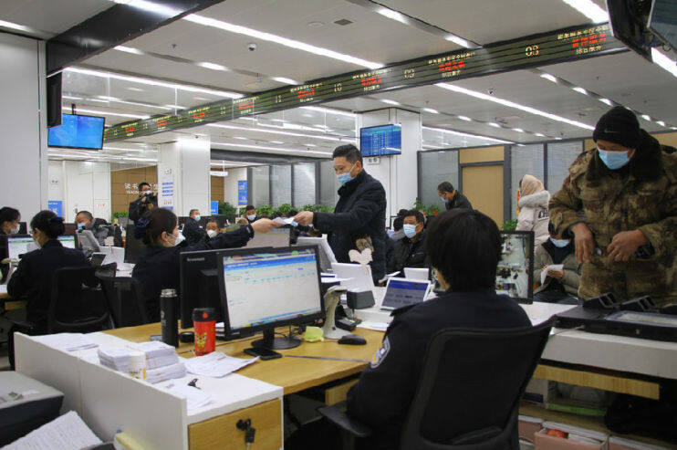 1月28日，繁忙的赣榆区政务服务中心大厅。（滕怀超 摄）