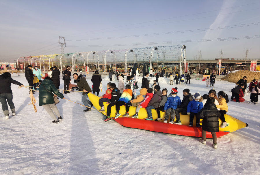 冰雪世界里的大人和孩子们共享节日的欢乐（杨润德 摄）