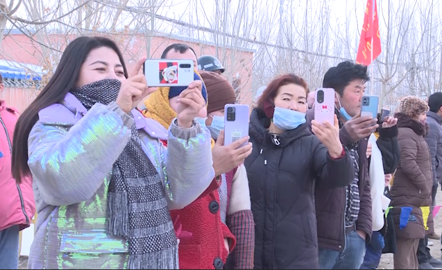 图为新和县渭干乡社火表演现场(在努热·艾尔肯 摄)