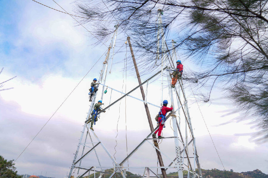 惠安县供电公司组织员工在长新~赤湖110千伏线路工程现场组立31号铁塔