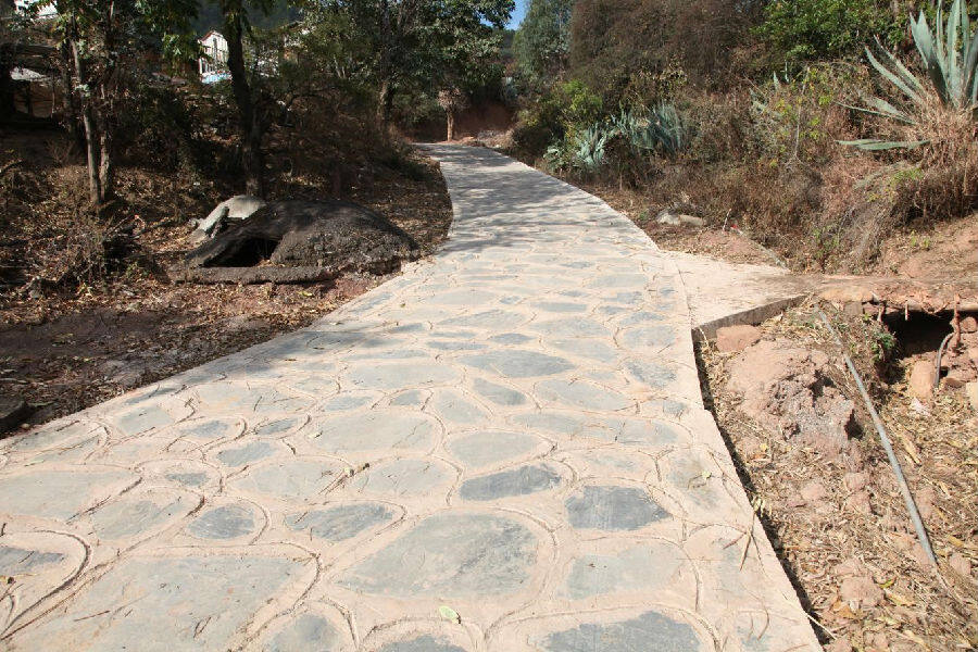 把启者村的硬化路面(许晓娅 摄)