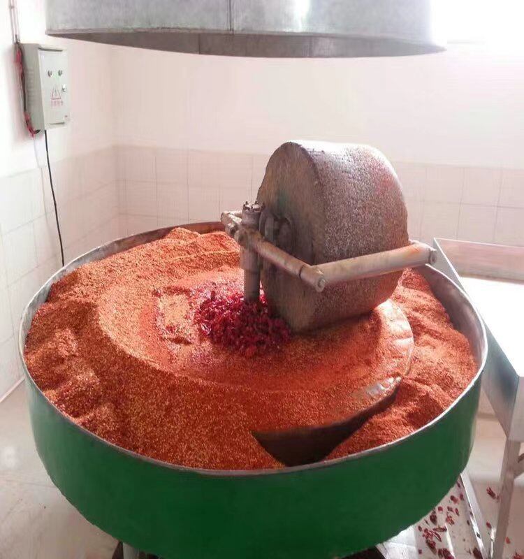 用电动石碾的花海辣椒(玉轩 摄)