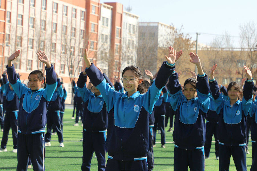 图为博湖中学学生在做课间操(杨辈兰 摄)