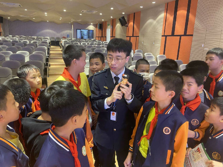 图为烟草专卖管理人员在向小学生进行电子烟普法宣传(郭小锋 摄)