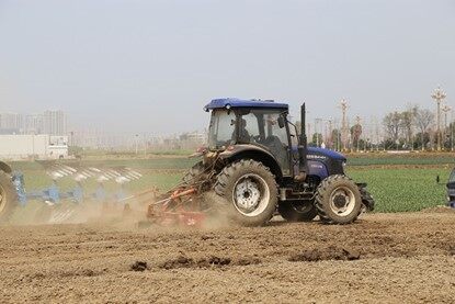 大型旋耕机正在田间作业(高丽琴 摄)
