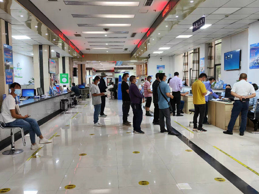 群众在政务服务大厅办事(杨黎明 摄)