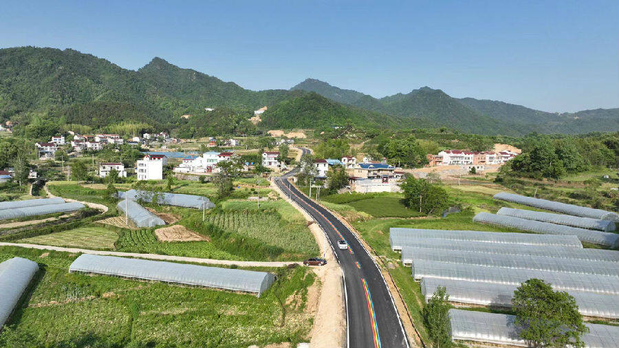 彩虹路串起美丽乡村幸福途景