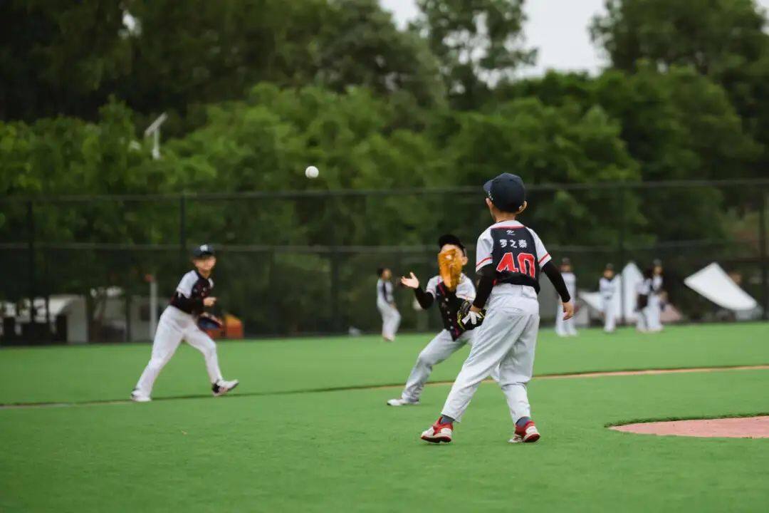 支队伍参加,包括成都市区俱乐部学校棒球队和新津本土乡村少年棒球队