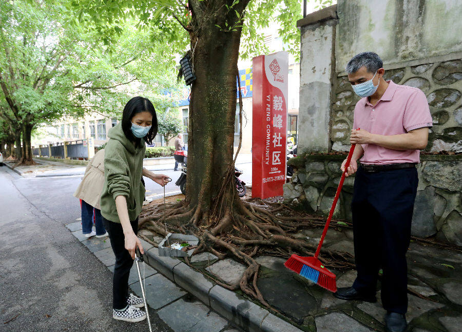 党员志愿者正在清理社区卫生。（姜韬 摄）