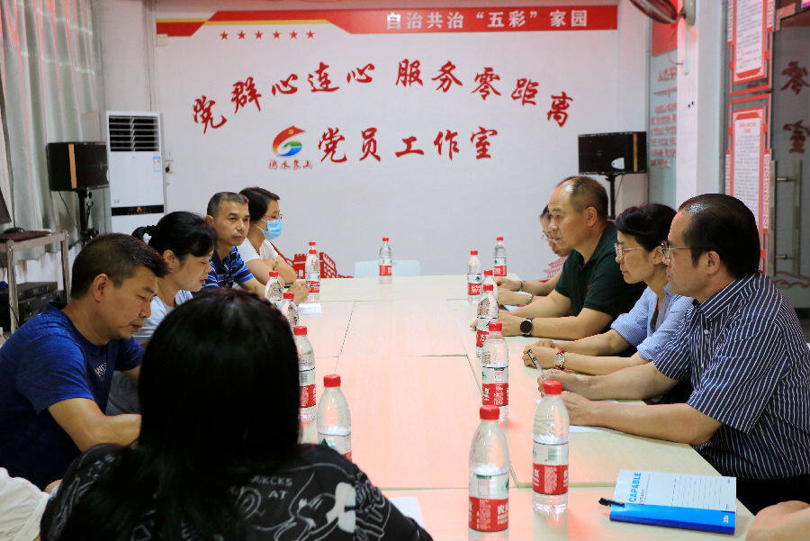 党员志愿服队与对接社区召开联席会议。（徐福志 摄）