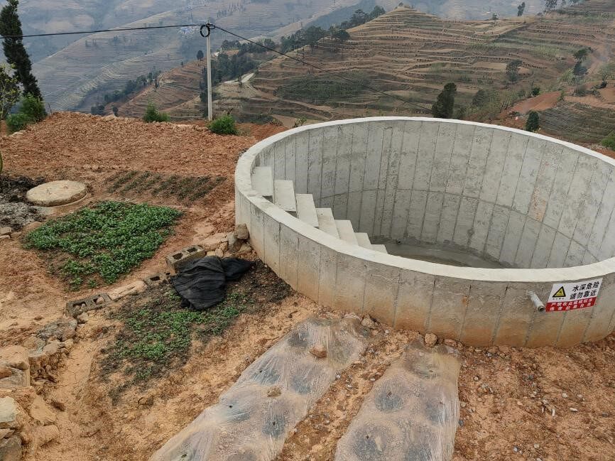 旧的水窖和新建的蓄水池 (杨劭卿 摄)