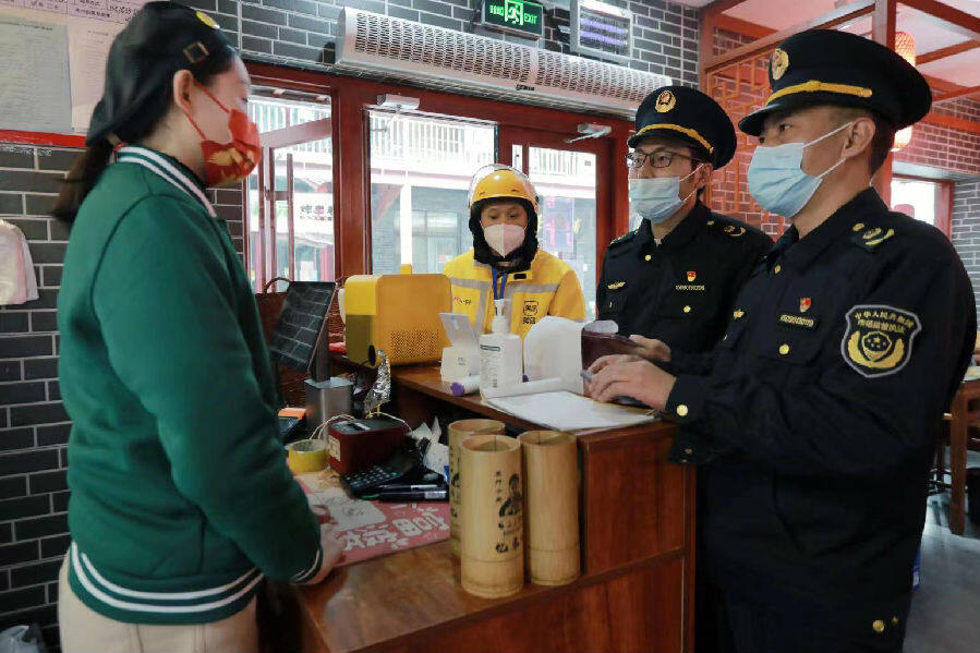 外卖小哥化身食品安全"监督员"(刘勇 摄)