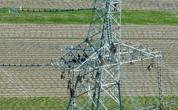 凤凰—亚中Ⅱ回750千伏工程施工现场作业人员在铁塔上进行导线压接(马